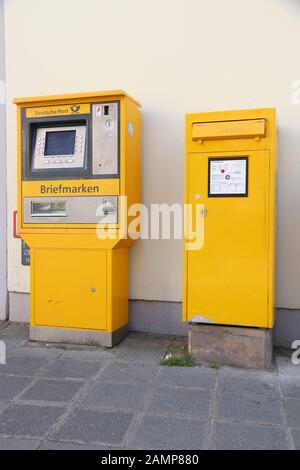 Nuremberg, ALLEMAGNE - 6 MAI 2018: Distributeur automatique de timbres Deutsche Post (poste allemand) à Nuremberg. Deutsche Post livre plus de 60 millions de lettres Banque D'Images