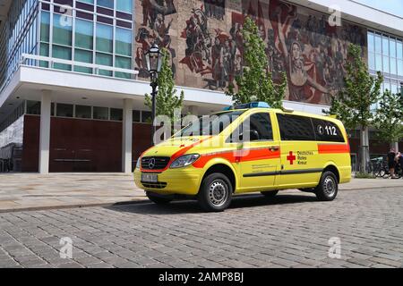 Dresde, Allemagne - 10 MAI 2018 : ambulance de la Croix Rouge Allemande (Mercedes Vito) stationné à Dresde. International Red Cross and Red Crescent a environ 17 m Banque D'Images