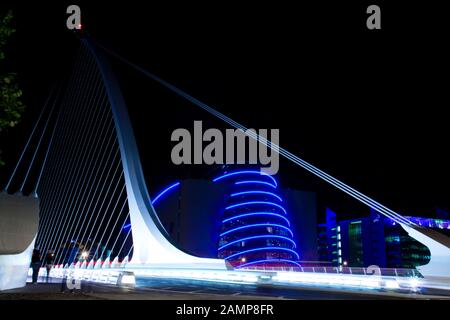 L'exposition lente de la photo de nuit Samuel Beckett Bridge and Convention Centre de Dublin, Irlande Banque D'Images