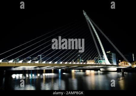 Dublin, Irlande - 18 août 2012 : prise de vue lente de nuit du pont Samuel Beckett sur la Liffey. Banque D'Images