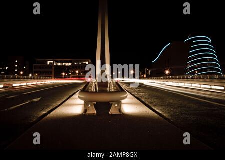 L'exposition lente nuit tourné sur le Samuel Beckett Bridge à Dublin, Irlande. Banque D'Images