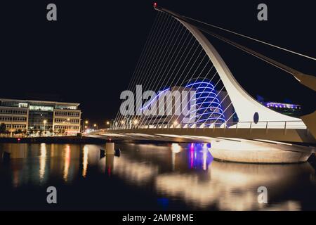 L'exposition lente de la photo de nuit Pont Samuel Beckett à Dublin, Irlande Banque D'Images