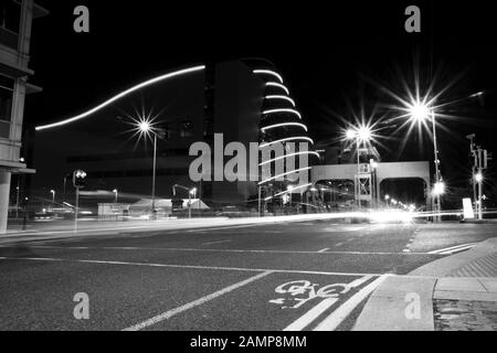 Noir et blanc photo de nuit de la Convention Centre de Dublin, Irlande. Banque D'Images