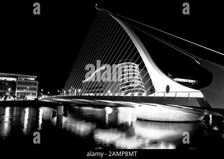 L'exposition lente noir et blanc photo de nuit de la Samuel Beckett Bridge à Dublin, Irlande Banque D'Images