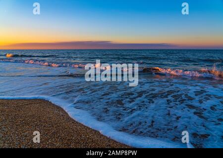 Plage de la mer aux couleurs du coucher du soleil Banque D'Images