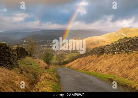 Rainbow Dans Installer une petite ville de marché et une paroisse civile dans le district de Craven dans le Yorkshire du Nord, en Angleterre. Desservi par La Gare De Settle située à ne Banque D'Images