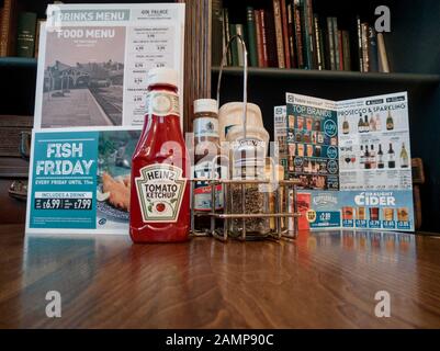 Table de préparation au pub JD Wetherspoers Yr Hen Orsaf (La vieille gare) Aberystwyth, menu ketchup et autres condiments Banque D'Images