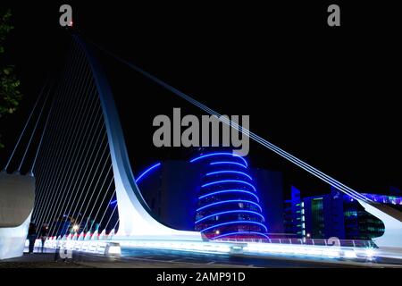 L'exposition lente de la photo de nuit Samuel Beckett Bridge and Convention Centre de Dublin, Irlande. Banque D'Images