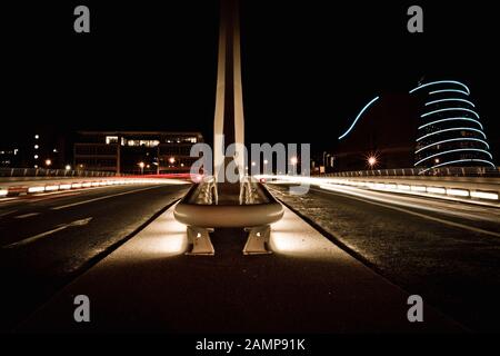 L'exposition lente de la photo de nuit Pont Samuel Beckett à Dublin, Irlande. Convention Center peut être vu dans l'arrière-plan. Banque D'Images