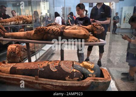 Londres, Royaume-Uni - 14 JUILLET 2019 : les touristes visitent les momies égyptiennes au British Museum, Londres. Le musée a été créé en 1753 et il a une superficie d'environ 8 mi Banque D'Images