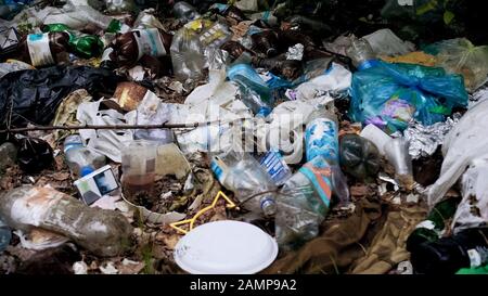 L'influence du consumérisme sur la nature, les déchets toxiques en plastique polluant l'environnement Banque D'Images