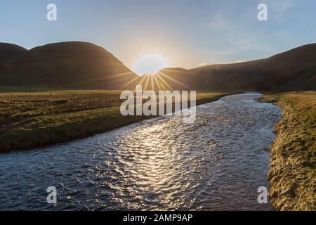 Rivière Findhorn au coucher du soleil en hiver dans la vallée de Strathdearn, Highlands écossais, Écosse, Royaume-Uni Banque D'Images