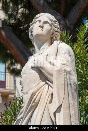 Catane, Italie - 8 avril 2018 : La statue de Saint Sixte (Sextus) en face de la Basilique di Sant'Agata. Banque D'Images