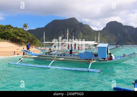 PALAWAN, PHILIPPINES - le 3 décembre 2017 : les gens profiter d' île en île de Palawan, aux Philippines. 6 millions de touristes étrangers ont visité les Philippines en 2 Banque D'Images