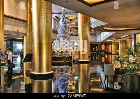 Manille, PHILIPPINES - 28 NOVEMBRE 2017 : décorations de Noël dans le hall 5 étoiles de luxe Dusit Thani Manille à Makati City, dans le métro de Manille. Banque D'Images