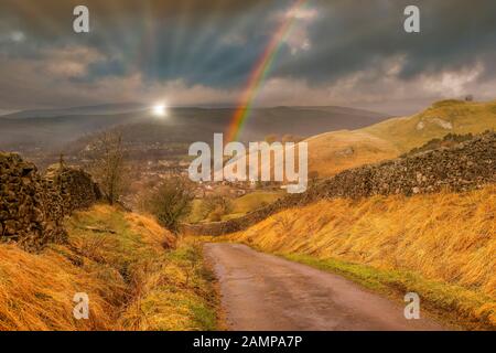 Rainbow Dans Installer une petite ville de marché et une paroisse civile dans le district de Craven dans le Yorkshire du Nord, en Angleterre. Desservi par La Gare De Settle située à ne Banque D'Images