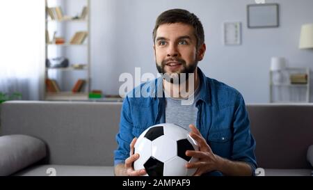 Les supporters enthousiastes regardaient attentivement le match de football, résultat réussi du jeu Banque D'Images