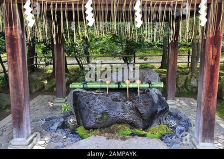 Culture Japon - fontaine de purification avec des louches dans un temple bouddhiste de Ryoanji () à Kyoto. Banque D'Images