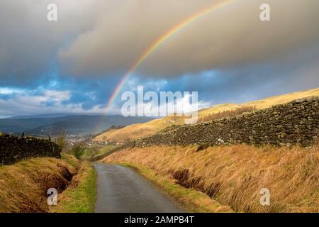 Rainbow Dans Installer une petite ville de marché et une paroisse civile dans le district de Craven dans le Yorkshire du Nord, en Angleterre. Desservi par La Gare De Settle située à ne Banque D'Images