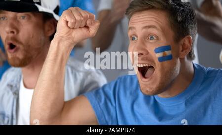 Les fans de football argentins célèbrent le succès de l'équipe nationale en compétition Banque D'Images