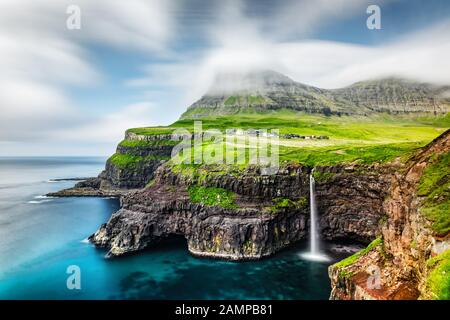 Vue incroyable sur la cascade de Mulafossur dans le village de Gasadalur, sur l'île de Vagar, dans les îles Féroé, au Danemark. Photographie de paysage Banque D'Images