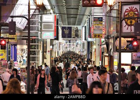 OSAKA, JAPON - 24 avril 2012 : atelier à Shinsaibashi d'Osaka, au Japon. Osaka est la 3ème plus grande ville par la population avec 18 millions d'peopl Banque D'Images