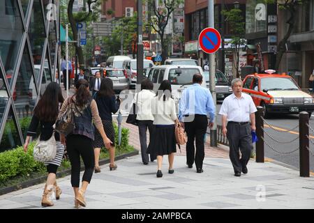 TOKYO, JAPON - 9 mai 2012 : la vie en ville dans le quartier d'Akasaka Minato, Tokyo, Japon. La grande région de Tokyo est la plus populeuse de la région métropolitaine e Banque D'Images