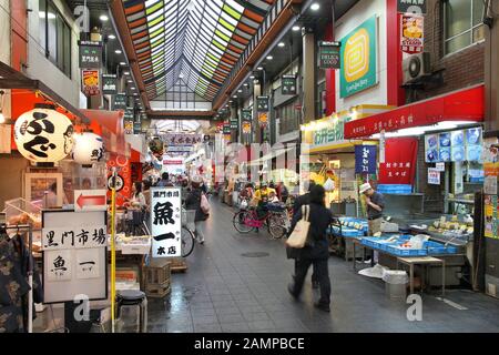 OSAKA, JAPON - 25 avril 2012 : Les acheteurs visitent Nipponbashi Kuromon market, à Osaka au Japon. Selon Tripadvisor, il est en ce moment parmi les meilleurs 3 shopp Banque D'Images