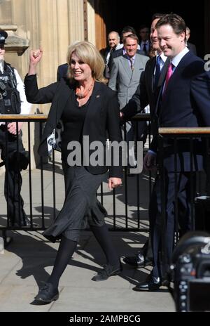 L'actrice Joanna Lumley sort victorieuse de la Chambre des communes après un vote a accordé aux soldats retraités de Gurkha qui ont combattu pour le Royaume-Uni les mêmes droits que leurs homologues britanniques et du Commonwealth leur permettant de résider au Royaume-Uni Banque D'Images