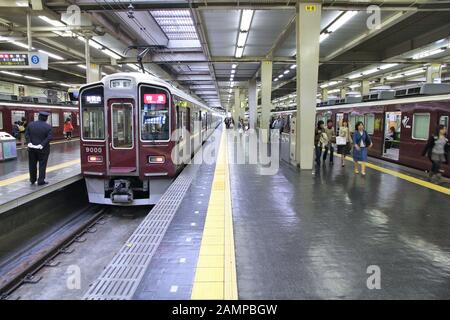 OSAKA, JAPON - 24 avril 2012 : Les hommes conseil train à Osaka station Hankyu Umeda, à Osaka au Japon. Il est le plus actif dans le Japon de l'Ouest station desservant av Banque D'Images