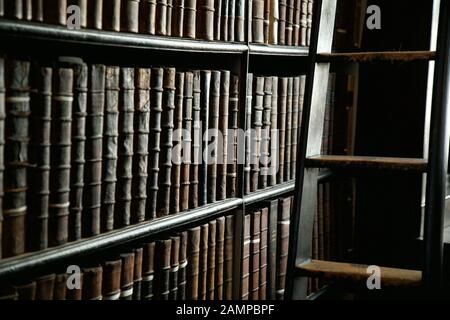 Les rayons de bibliothèque de l'Université de livres anciens. Banque D'Images