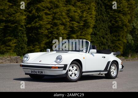 Années 80 Blanc Porsche 911 Cabriolet noir et rouge avec intérieur cuir et jantes en alliage de couleur Fuchs Banque D'Images