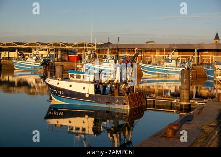 Le port de Dieppe: Les chalutiers de pêche sont des moeurs quayside dans le bassin Duquesne Banque D'Images