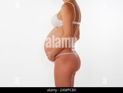 Femme, 27 ans, enceinte, neuvième mois, studio, Allemagne Banque D'Images