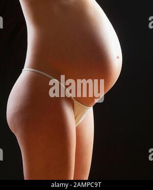 Femme, 27 ans, enceinte, neuvième mois, studio, Allemagne Banque D'Images