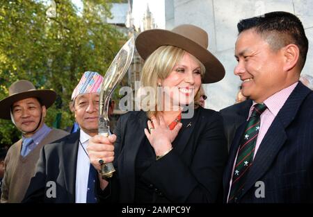 L'actrice Joanna Lumley sort victorieuse de la Chambre des communes après un vote a accordé aux soldats retraités de Gurkha qui ont combattu pour le Royaume-Uni les mêmes droits que leurs homologues britanniques et du Commonwealth leur permettant de résider au Royaume-Uni Banque D'Images