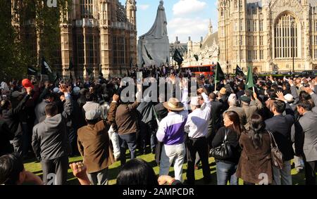 L'actrice Joanna Lumley sort victorieuse de la Chambre des communes après un vote a accordé aux soldats retraités de Gurkha qui ont combattu pour le Royaume-Uni les mêmes droits que leurs homologues britanniques et du Commonwealth leur permettant de résider au Royaume-Uni Banque D'Images