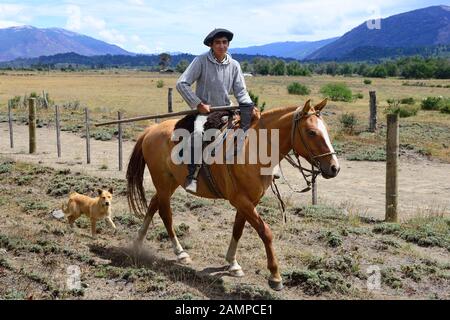 Young Gaucho fait du cheval, province de Neuquen, Argentine Banque D'Images