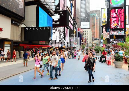 New YORK, États-Unis - 3 JUILLET 2013 : les touristes et les gens du coin visitent Times Square à New York. La place à la jonction de Broadway et de la 7ème Avenue a environ 39 Banque D'Images