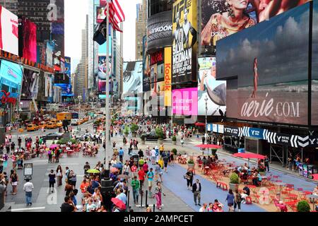 X¯NEW YORK, États-Unis - 3 JUILLET 2013: Les touristes et les gens de la région visitent Times Square à New York. La place à la jonction de Broadway et de la 7ème Avenue a environ Banque D'Images