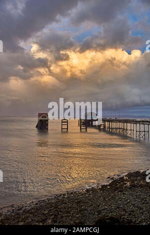 Mumbles Pier en hiver la lumière réfléchie Banque D'Images