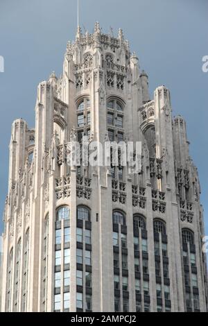 Chicago, États-Unis - 28 JUIN 2013 : gratte-ciel néo-gothique Tribune Tower à Chicago. Il mesure 141 m (462 pieds) de haut et fait partie du Distri historique Michigan-Wacker Banque D'Images