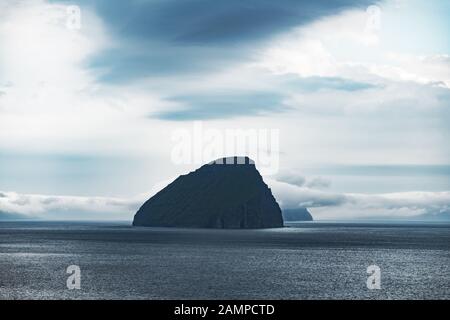 Vue spectaculaire sur l'île de Koltur dans l'océan Atlantique. Îles Féroé, Danemark. Photographie de paysage Banque D'Images