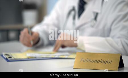 Rapport de dactylographie pulmonaire sur ordinateur portable, consultation des patients en ligne Banque D'Images