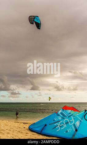 Plage du Morne, Ile Maurice, décembre 2015 - Kite Surfing est une activité populaire à la plage du Morne Banque D'Images