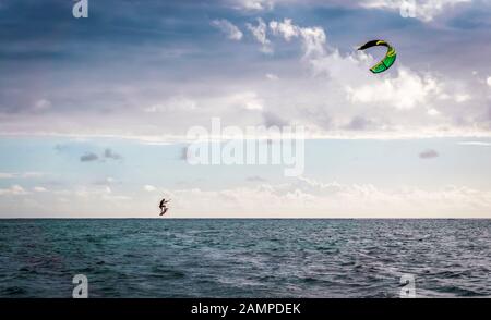 Plage du Morne, Ile Maurice, décembre 2015 - Kite Surfing est une activité populaire à la plage du Morne Banque D'Images