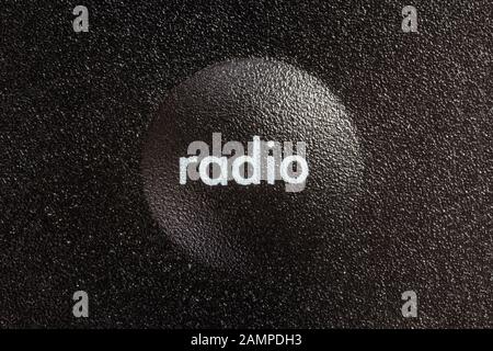 Macro gros plan photo du bouton de sélection de la radio sur la télécommande. Banque D'Images