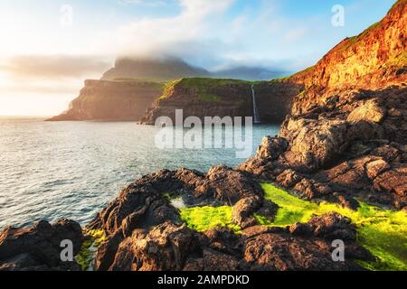 Incroyable vue d'Mulafossur Gasadalur dans cascade village, l'île de Vagar et des îles Féroé, Danemark. Photographie de paysage Banque D'Images