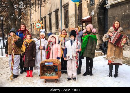 Lviv, Ukraine - 13 janvier 2019: Groupe d'enfants et d'adultes chantant Noël carol dans la rue de la ville. Les vacances d’hiver folkloriques de Malanka Banque D'Images