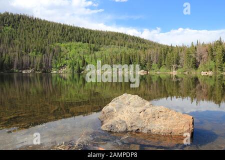 Lac de l'ours dans le Parc National des Montagnes Rocheuses au Colorado, USA. Banque D'Images
